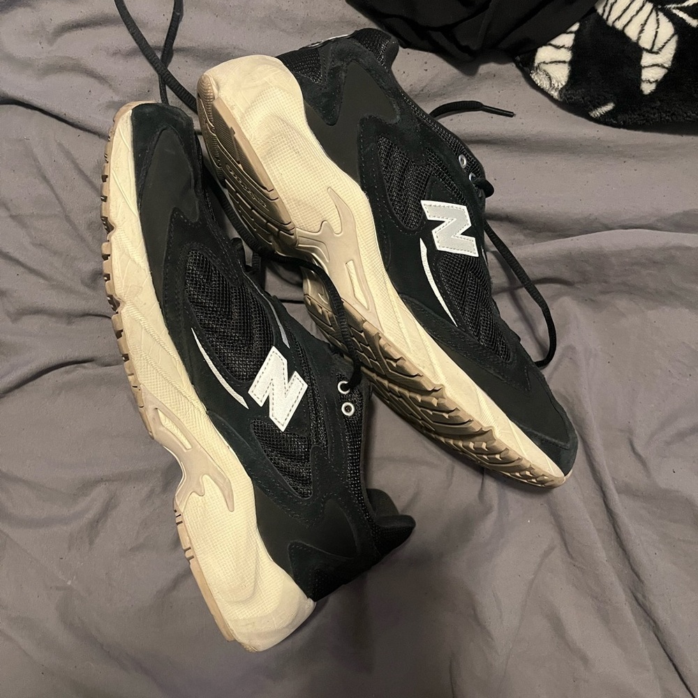 New Balance 725 Black and Cream Athletic Shoes
